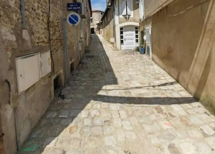 Tour Medievale Fortifiee Entierement Restaure